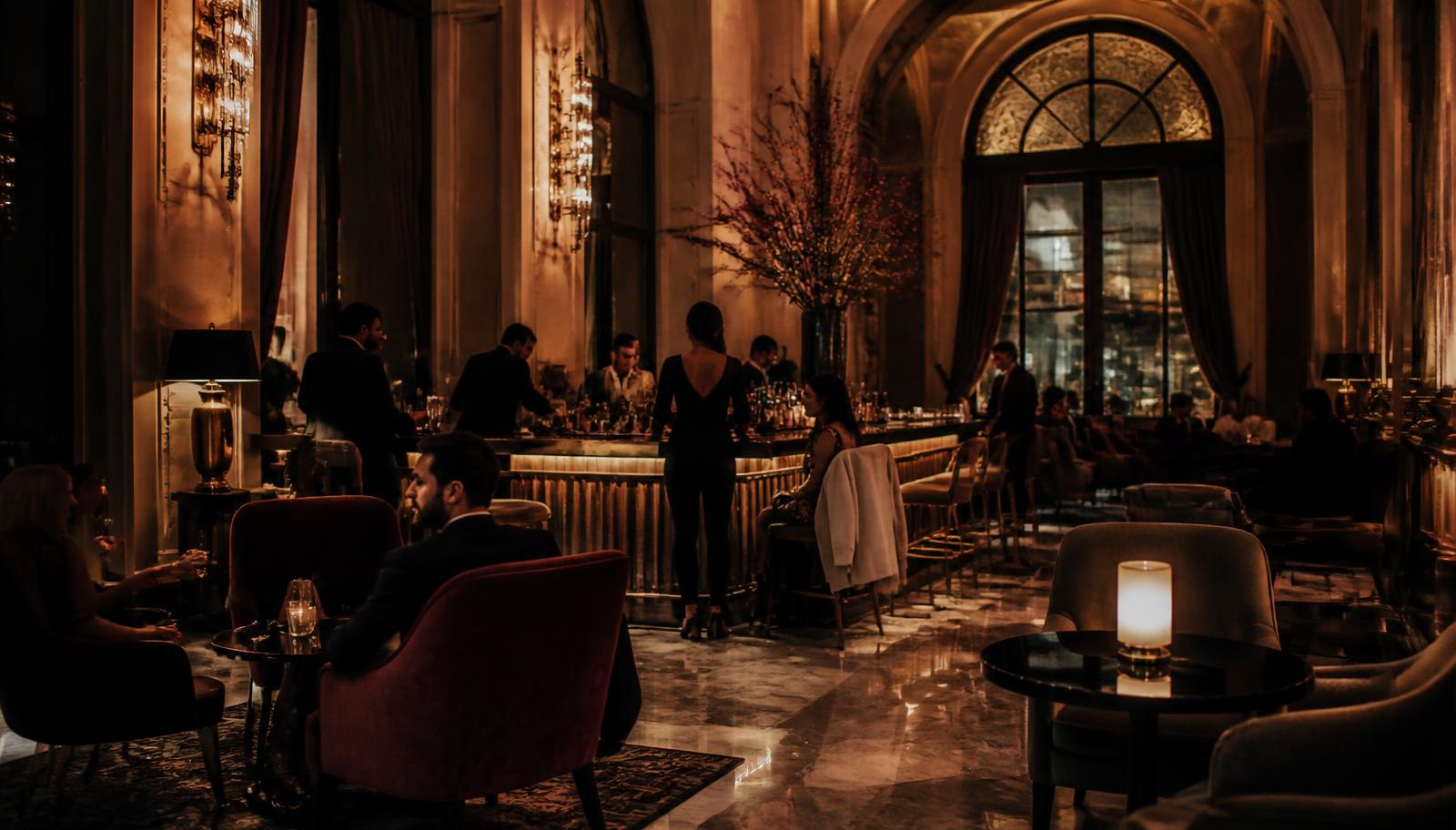 Lobby d'hôtel de luxe en soirée